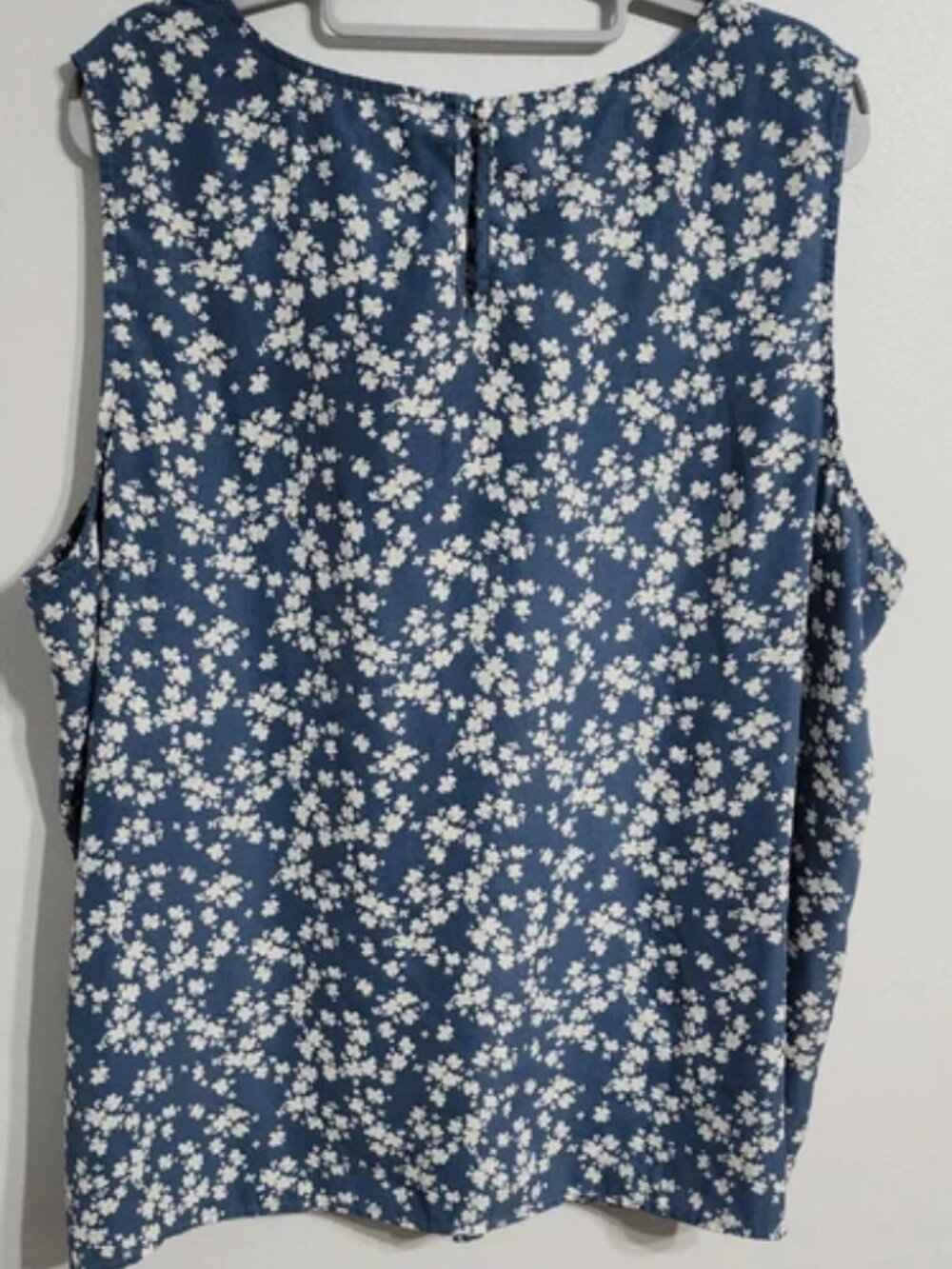 Monday Fun 3X Sleeveless Blue Floral Top - Picture 3 of 13